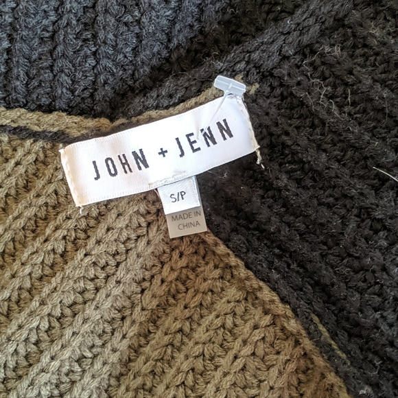 John & Jenn oversized sweater poncho - Picture 6 of 7
